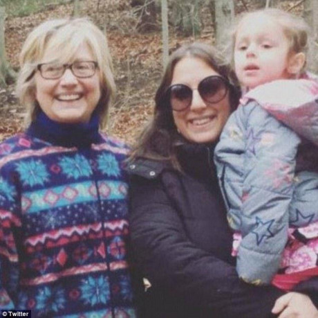 Bà Hillary Clinton được ca ngợi vì gìn giữ và mặc một chiếc áo khoác hơn 20 năm - Ảnh 1 Ba Hillary Clinton duoc ca ngoi vi gin giu va mac mot chiec ao khoac hon 20 nam - Anh 1