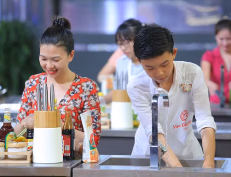 Vua dau bep nhi: Du bi… sai vat, cac phu huynh van khong ngung tu hao ve top 6 - Anh 2