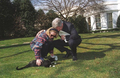 Bà Hillary Clinton được ca ngợi vì gìn giữ và mặc một chiếc áo khoác hơn 20 năm - Ảnh 5 Ba Hillary Clinton duoc ca ngoi vi gin giu va mac mot chiec ao khoac hon 20 nam - Anh 5