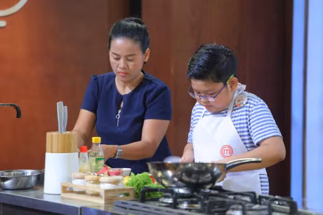 Vua dau bep nhi: Du bi… sai vat, cac phu huynh van khong ngung tu hao ve top 6 - Anh 5