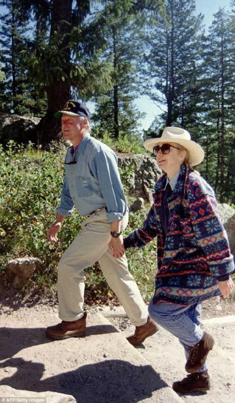 Bà Hillary Clinton được ca ngợi vì gìn giữ và mặc một chiếc áo khoác hơn 20 năm - Ảnh 4 Ba Hillary Clinton duoc ca ngoi vi gin giu va mac mot chiec ao khoac hon 20 nam - Anh 4