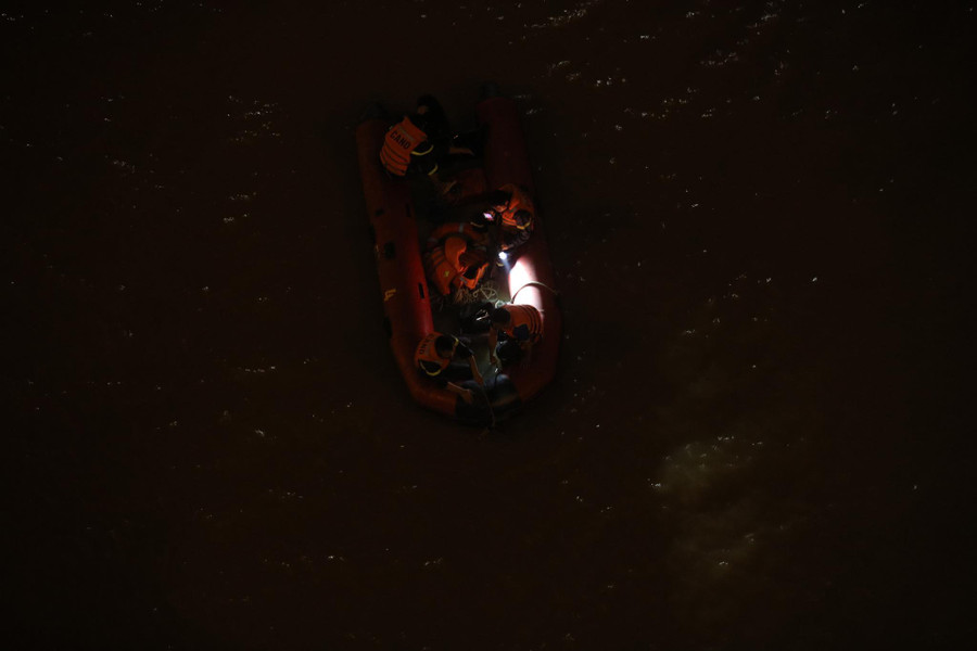 Lực lượng CSGT đường thuỷ số 2 vẫn đang tích cực tìm kiếm.