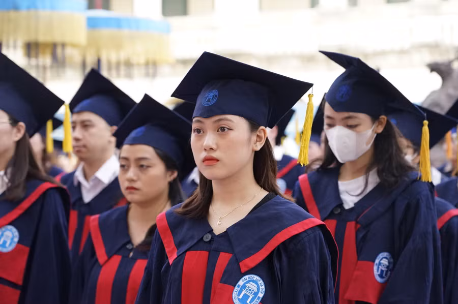 Các tân cử nhân, kỹ sư.