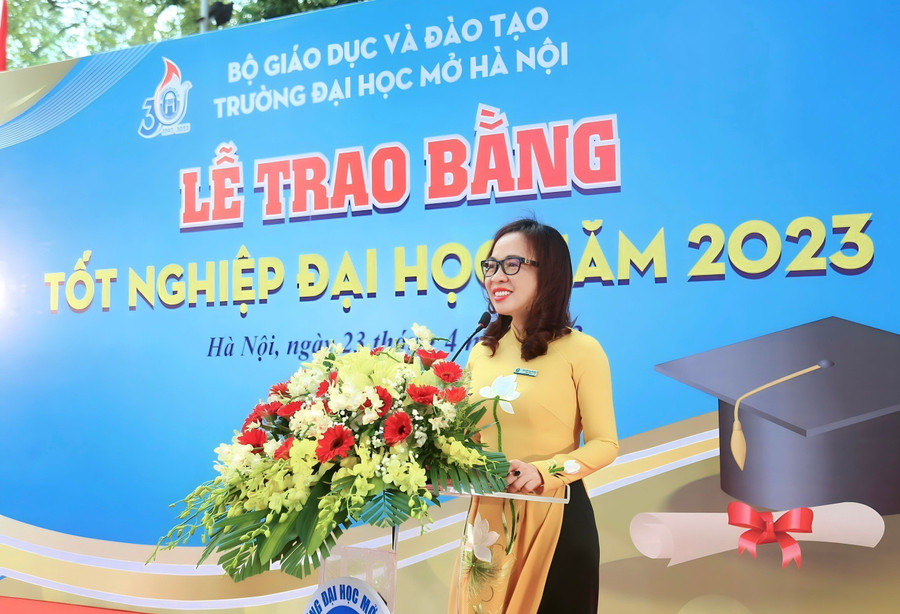 PGS.TS Nguyễn Thị Nhung phát biểu tại buổi lễ trao bằng tốt nghiệp cho sinh viên của Trường. PGS.TS Nguyễn Thị Nhung phát biểu tại buổi lễ trao bằng tốt nghiệp cho sinh viên của Trường.