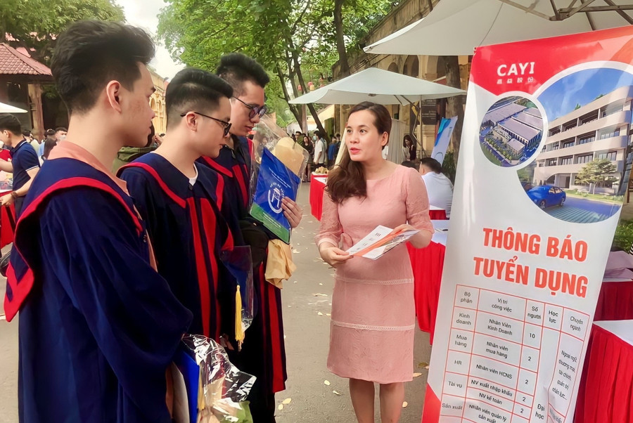 Sinh viên Trường ĐH Mở Hà Nội tham gia ứng tuyển vào các doanh nghiệp ngay trong Lễ tốt nghiệp. Sinh viên Trường ĐH Mở Hà Nội tham gia ứng tuyển vào các doanh nghiệp ngay trong Lễ tốt nghiệp.