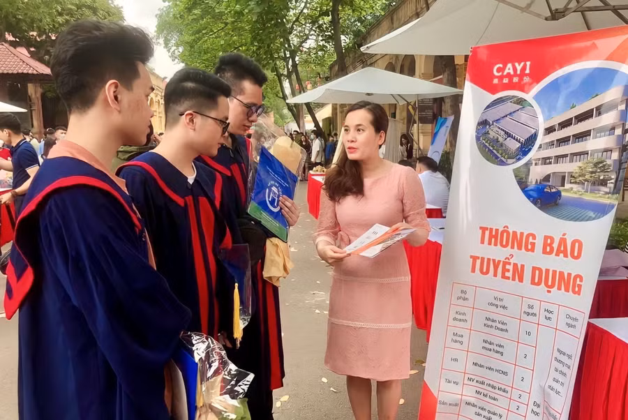 Sinh viên Trường ĐH Mở Hà Nội tham gia ứng tuyển vào các doanh nghiệp ngay trong Lễ tốt nghiệp.