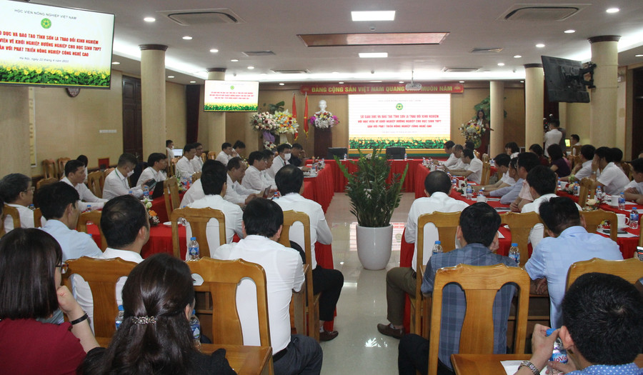 Toàn cảnh buổi làm việc.