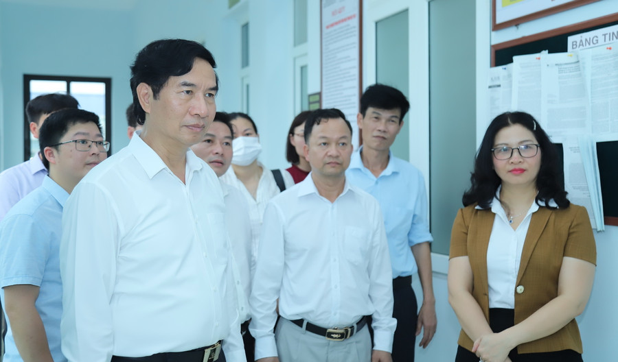 Đoàn Sở GD&amp;ĐT Sơn La thăm Bệnh viện Thú y của Học viện Nông nghiệp Việt Nam.