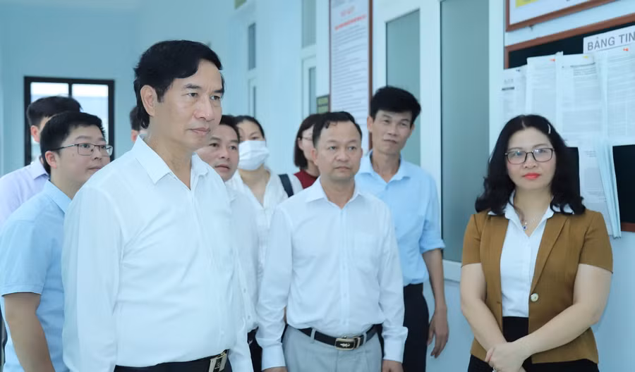 Đoàn Sở GD&amp;ĐT Sơn La thăm Bệnh viện Thú y của Học viện Nông nghiệp Việt Nam.