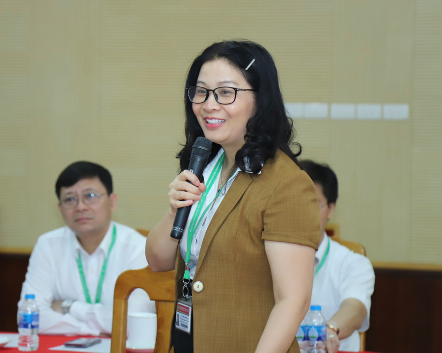 GS.TS Nguyễn Thị Lan trao đổi tại buổi làm việc với Sở GD&amp;ĐT Sơn La.