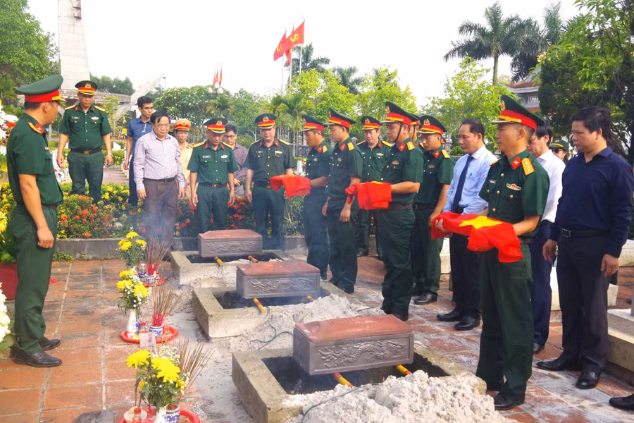 Các lực lượng tổ chức an táng hài cốt liệt sĩ.