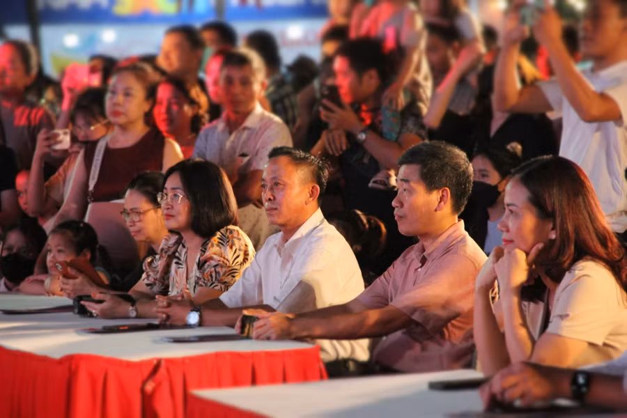 Đại biểu cùng đông đảo người yêu sách tại sự kiện.