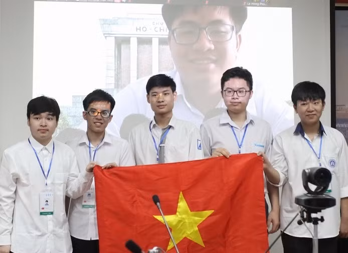 Các thành viên đội tuyển Olympic Toán quốc tế lần thứ 62 năm 2021.