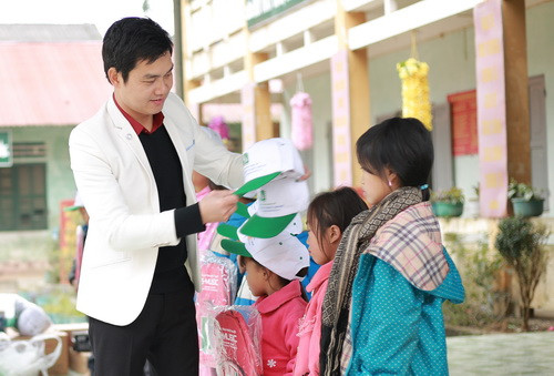 Chương trình "Xuân yêu thương" được ca sỹ Đào Tiến Lợi tổ chức thành công 3 năm nay, nhằm mục đích chia sẻ, giúp đỡ học sinh vùng sâu, vùng xa vơi đi những khó khăn