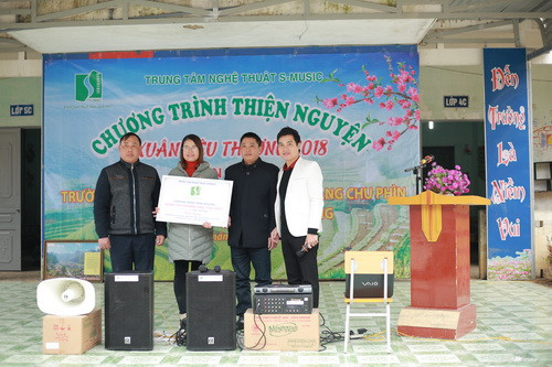 Ca sỹ Đào Tiến Lợi tặng Trường Phổ thông Dân tộc Bán trú Tiểu học Giàng Chu Phìn bộ âm thanh để phục vụ cho công tác thông tin tuyên truyền và văn hóa, văn nghệ