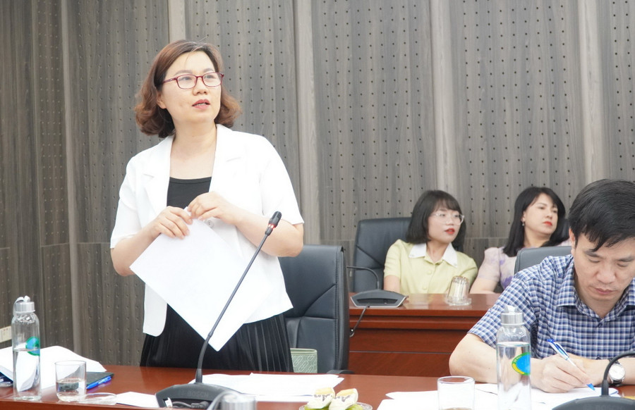 TS Nguyễn Thị Liên trao đổi một số ý kiến về đề tài.