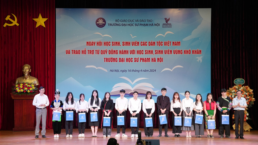 Nhiều sinh viên được hỗ trợ từ Quỹ Đồng hành với học sinh, sinh viên vùng khó khăn của Trường ĐH Sư phạm Hà Nội.
