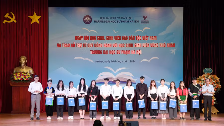 Nhiều sinh viên được hỗ trợ từ Quỹ Đồng hành với học sinh, sinh viên vùng khó khăn của Trường ĐH Sư phạm Hà Nội.