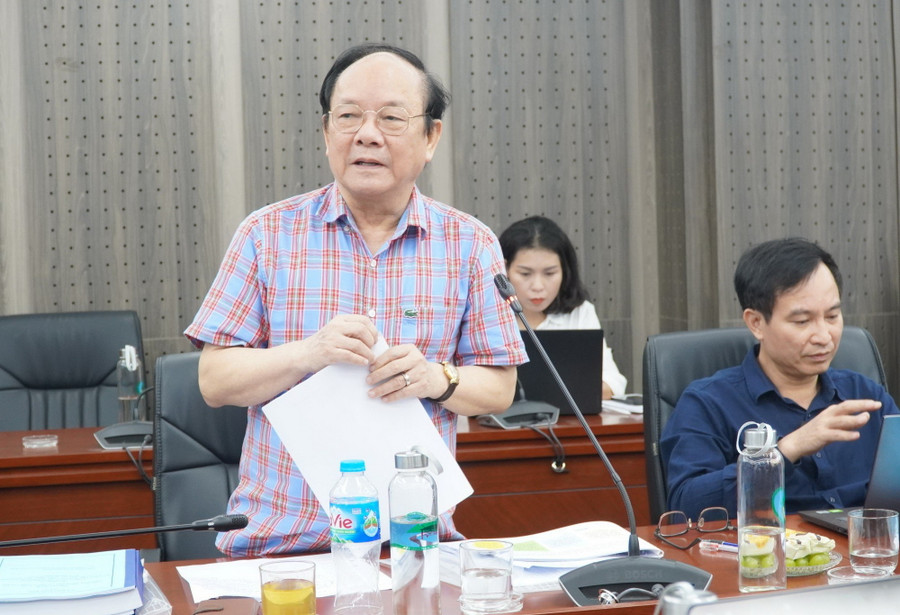 GS.TS. Đinh Văn Tiến góp ý đề tài.