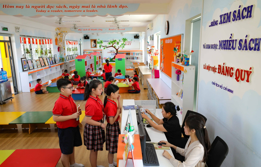 Thư viện trường Tiểu học Kim Đồng (Ba Đình, Hà Nội) ứng dụng phần mềm quản lý và quét mã giúp việc quản lý, theo dõi học sinh mượn sách trở nên thuận tiện hơn.