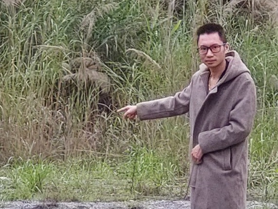 Anh Nguyễn Thiện Phú bên diện tích đất gia đình bị thu hồi để thực hiện dự án đầu tư xây dựng công trình thuộc dự án đường nối Quốc lộ 32C với đường cao tốc Nội Bài – Lào Cai.