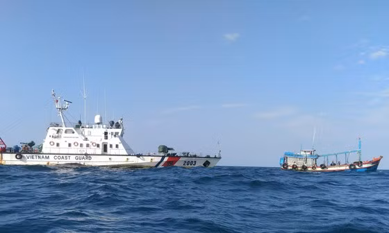 Tàu của lực lượng chức năng phát hiện tàu cá chở lượng dầu khủng. Ảnh: Quốc Bình.