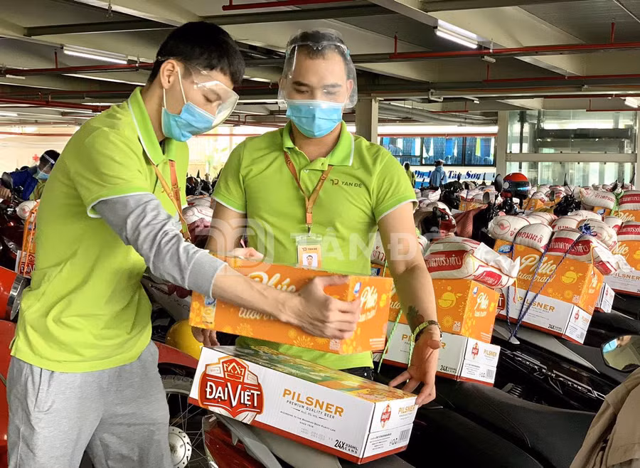 Công ty Tân Đệ bố trí lực lượng chằng buộc quà trên xe cho công nhân.