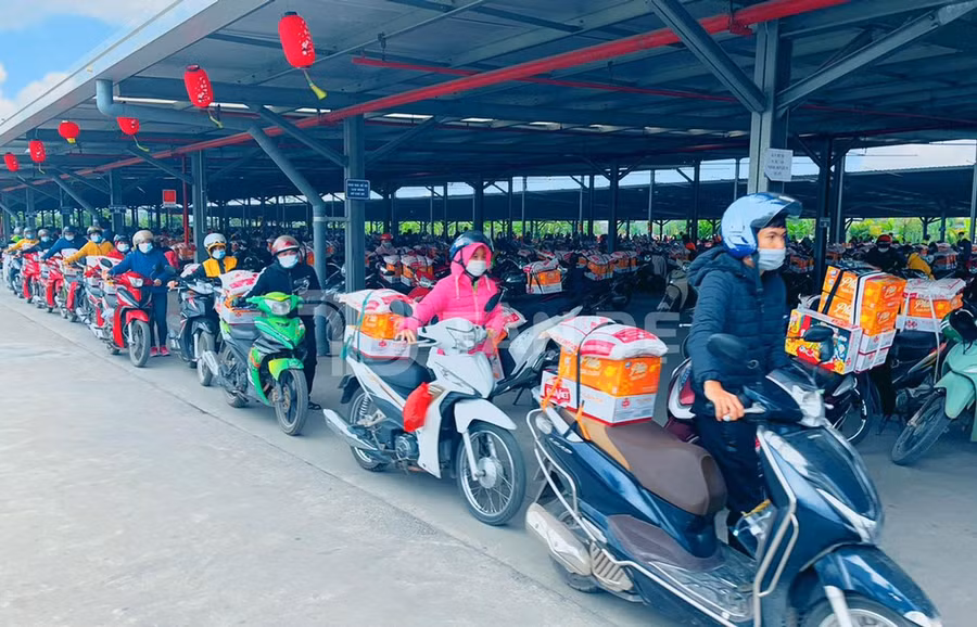 Công nhân ra về với những suất quà của công ty.