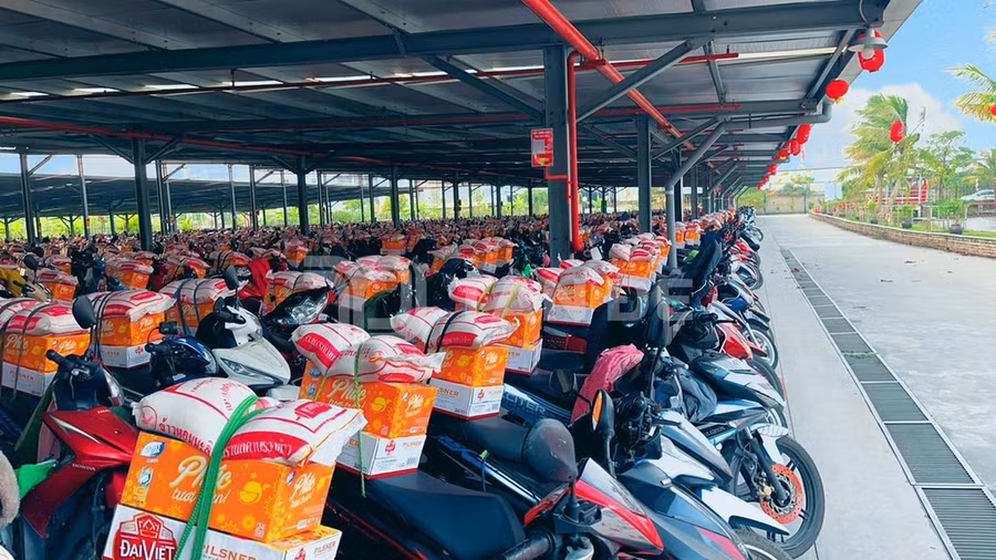 Hàng nghìn phần quà được chằng buộc cẩn thận trên xe của công nhân.