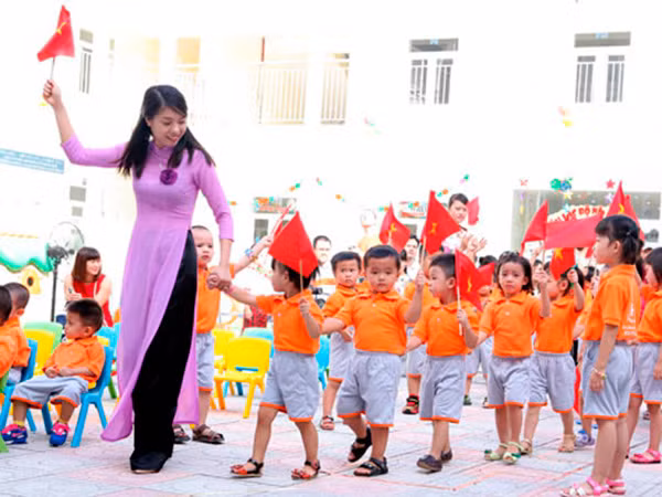 Quốc hội cần xem lại lương của nghề giáo dục, nhất là giáo dục mầm non. Ảnh minh họa/internet