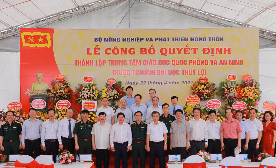 Đại diện Bộ Quốc phòng, Bộ NN&amp;PTNT, Bộ G&amp;ĐT cùng nhà trường tại buổi lễ
