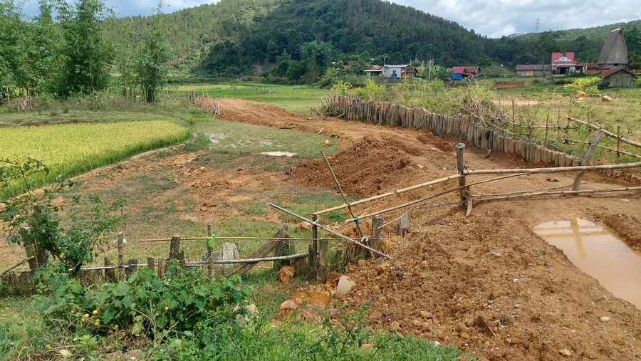 Người dân san lấp trái phép tại thị trấn Măng Đen. Người dân san lấp trái phép tại thị trấn Măng Đen.