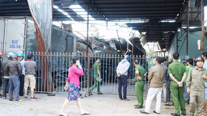 Chiếc xe bồn phát nổ trong lúc sửa chữa, 3 người nguy kịch.