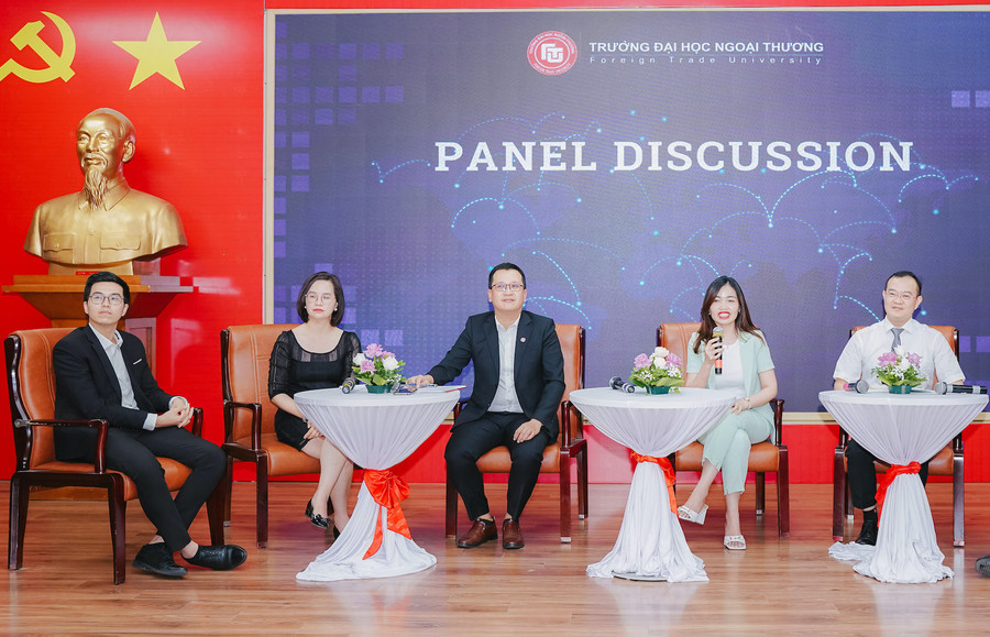 Đại diện Trường ĐH Ngoại thương giao lưu với các Thủ lĩnh trẻ Đông Nam Á. Đại diện Trường ĐH Ngoại thương giao lưu với các Thủ lĩnh trẻ Đông Nam Á.