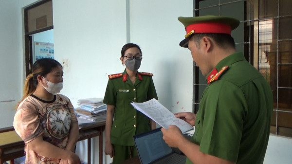 Đối tượng Trần Thị Bé Hai tại cơ quan công an. Đối tượng Trần Thị Bé Hai tại cơ quan công an.
