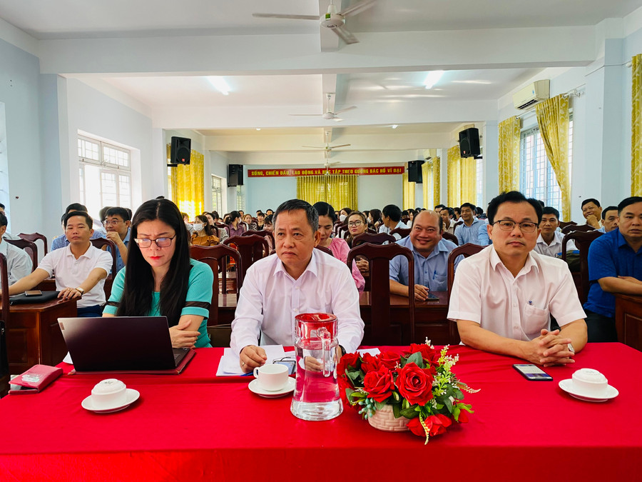 Đại biểu, giáo viên dự khai mạc đợt tập huấn (ảnh: Thành Tâm).