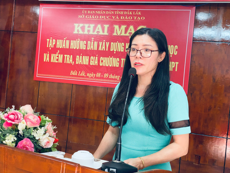 TS. Lê Thị Thảo - Trưởng phòng GDTrH-GDTX quán triệt các yêu cầu và nội dung tập huấn (ảnh: Thành Tâm).