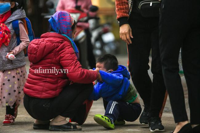 Em nhỏ ngồi bệt xuống, nhất quyết không chịu vào lớp. Ảnh: PL&BĐ Em nhỏ ngồi bệt xuống, nhất quyết không chịu vào lớp. Ảnh: PL&BĐ