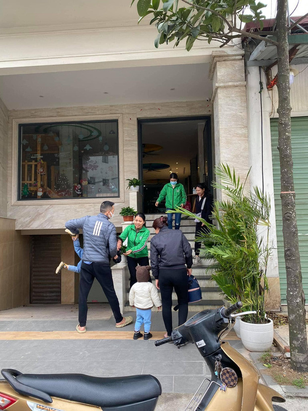 Bé trai òa khóc, vùng vẫy trên tay người cha trong ngày đầu trở laị trường học trong kỳ nghỉ dài. Ảnh: FB