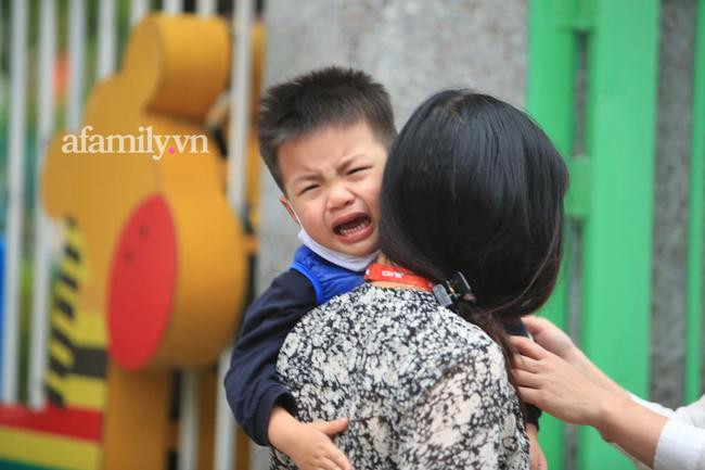 Mếu máo khi được mẹ bế vào lớp học. Ảnh: PL&BĐ Mếu máo khi được mẹ bế vào lớp học. Ảnh: PL&BĐ