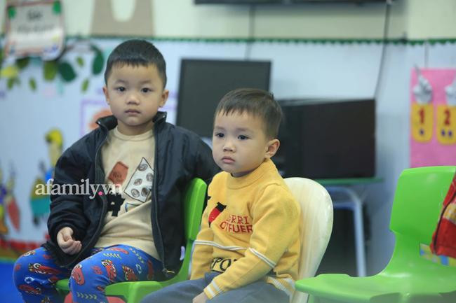 Ngẩn ngơ, thẫn thờ khi hôm qua vẫn còn được ở nhà xem tivi mà nay đã phải đi học. Ảnh: PL&BĐ Ngẩn ngơ, thẫn thờ khi hôm qua vẫn còn được ở nhà xem tivi mà nay đã phải đi học. Ảnh: PL&BĐ