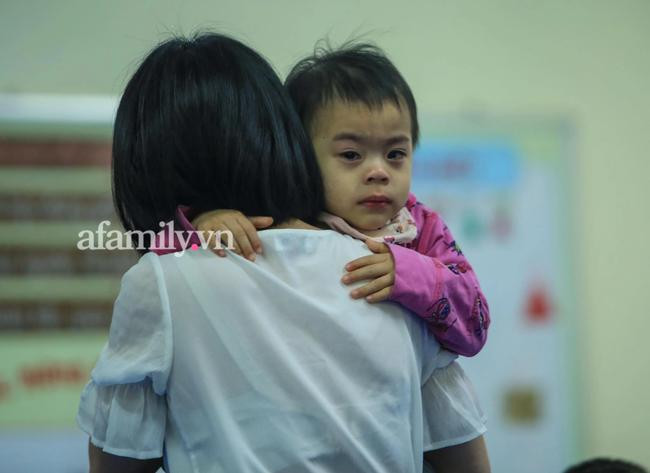 Đôi mắt đỏ hoe sau "cơn mưa nước mắt" . Ảnh: PL&BĐ Đôi mắt đỏ hoe sau "cơn mưa nước mắt" . Ảnh: PL&BĐ