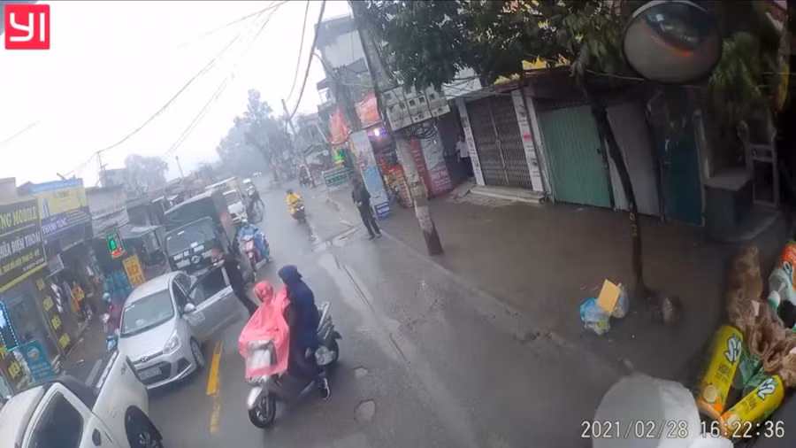 Người đàn ông dùng gậy đập liên tiếp vào xe con, đe dọa tài xế. Ảnh cắt từ clip