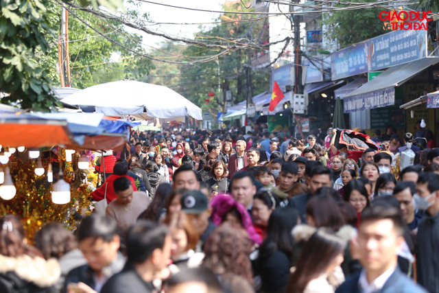 Dòng người ùn ùn đổ về phủ.