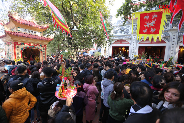 Theo ghi nhận của PV, thành phần đến Phủ Tây Hồ vào hôm nay đa số là dân công sở, một số còn nguyên đồng phục tranh thủ giờ nghỉ đi lễ.