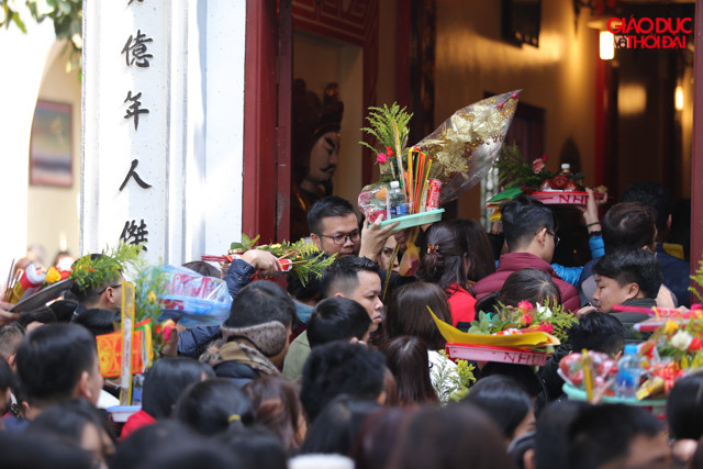 Tránh va chạm với người xung quanh, du khách hành hương bắt buộc phải nâng mâm lễ lên cao hoặc đội lên đầu.
