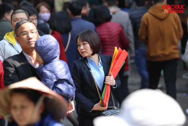 Trong số này phần lớn là người từ tỉnh xa làm việc ở Hà Nội nên trong ngày đầu đi làm, họ tranh thủ đi lễ cùng đồng nghiệp, bạn bè.