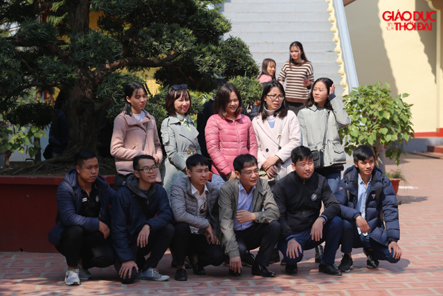 Ngoài đi lễ ra, nhiều người đã chọn cho mình những nơi thoáng, để cùng nhau chụp những tấm hình đầu năm mới.