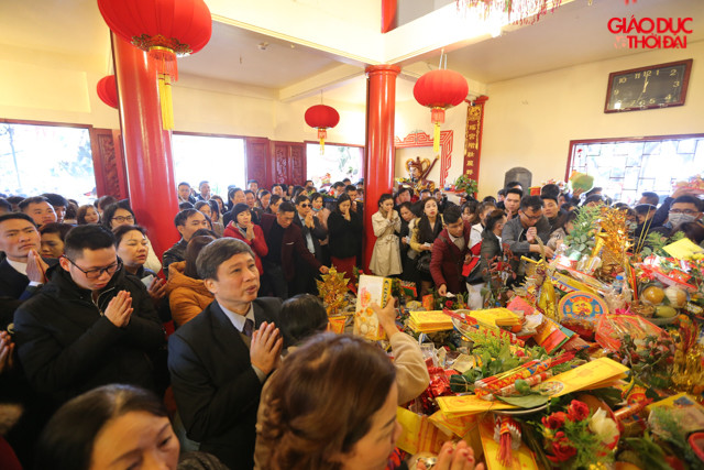 Không gian trong gian chính điện thờ Tam phủ công đồng Phủ Tây Hồ khá ngột ngạt vì quá đông người nhưng nhiều du khách vẫn cố gắng đến gần bàn thờ để hành lễ.