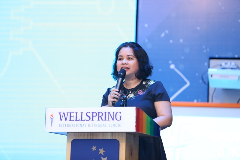 Cô Lê Tuệ Minh - Tổng Hiệu trưởng Nhà trường phát biểu khai mạc chương trình